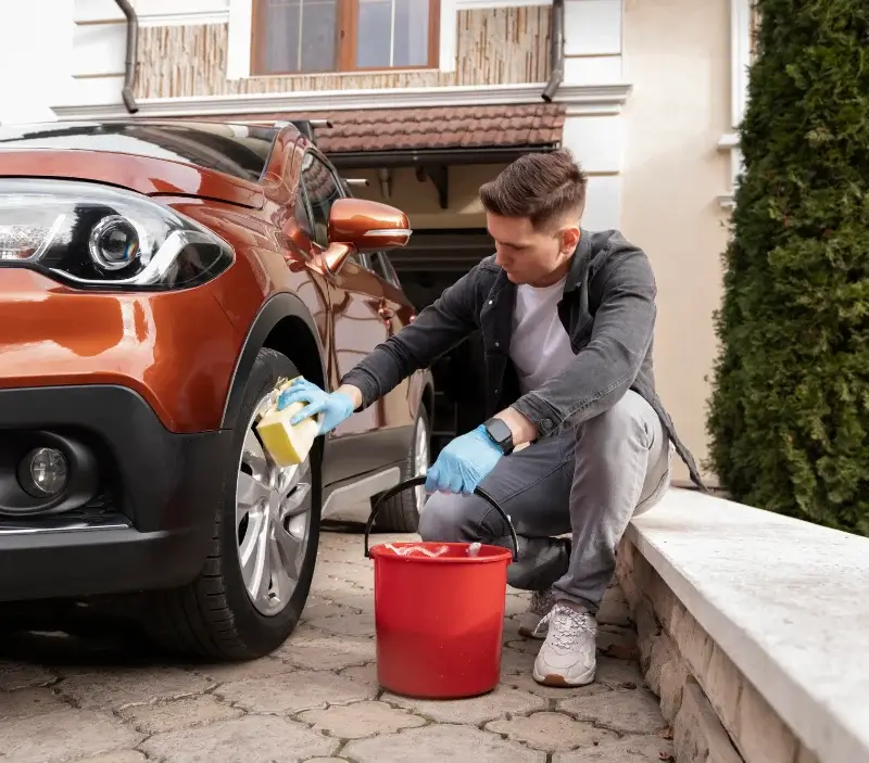 Lavage auto à domicile Ponteilla : professionnel intervenant sur un véhicule